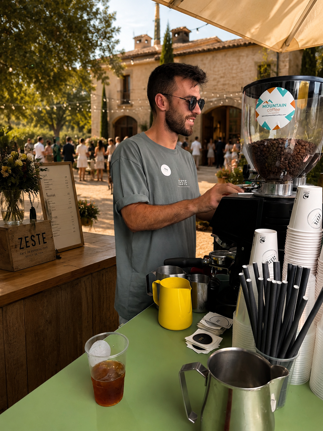 Barista de ZĒSTE sirviendo café de especialidad en una boda