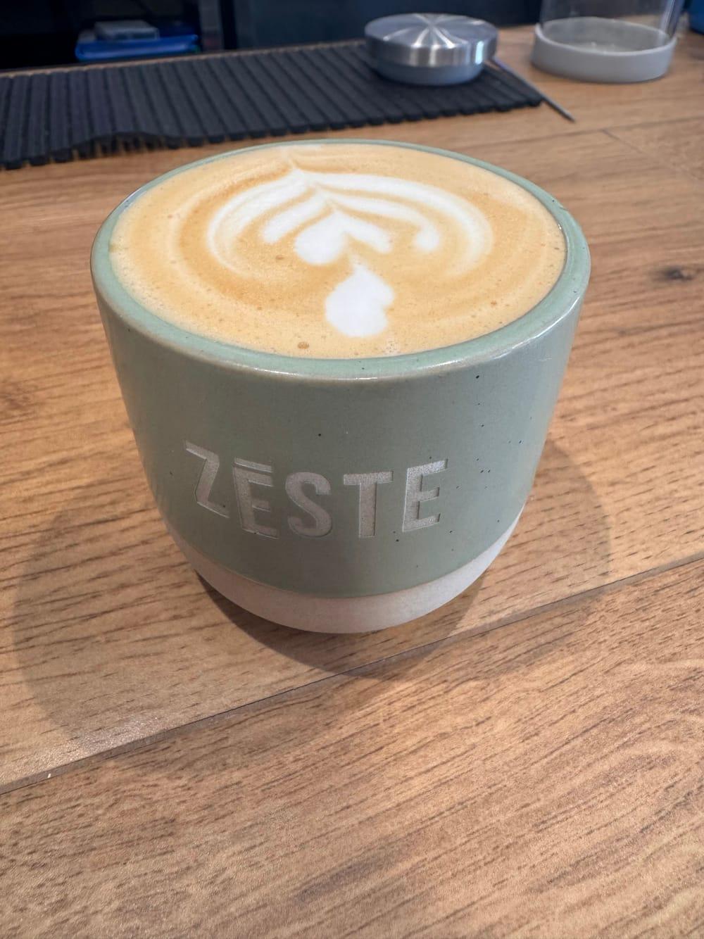Latte con arte en una taza de ZĒSTE
