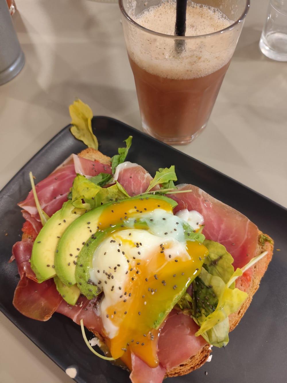 Tostada de serrano con aguacate y huevo en ZĒSTE